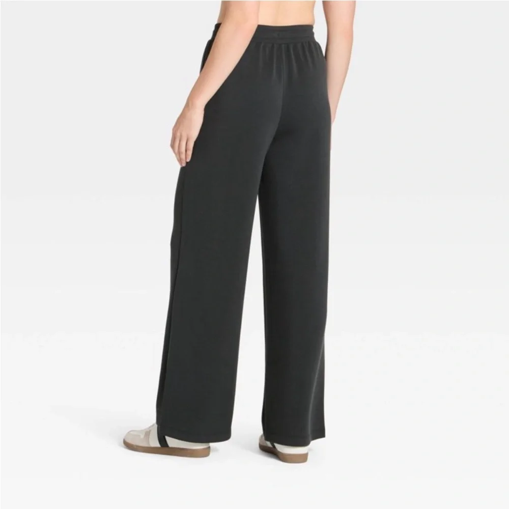 Women's Airy Sleek Wide Leg
Sweatpants - All In Motion Black M NWT - Picture 3 of 3